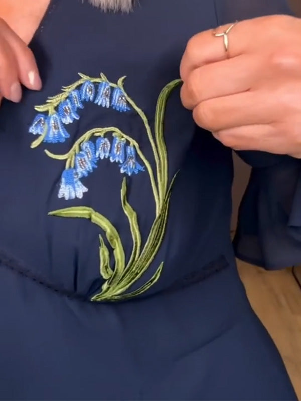 NOVITÀ🔥 Abito svasato con ricami floreali e scollo a V - Senza tasse