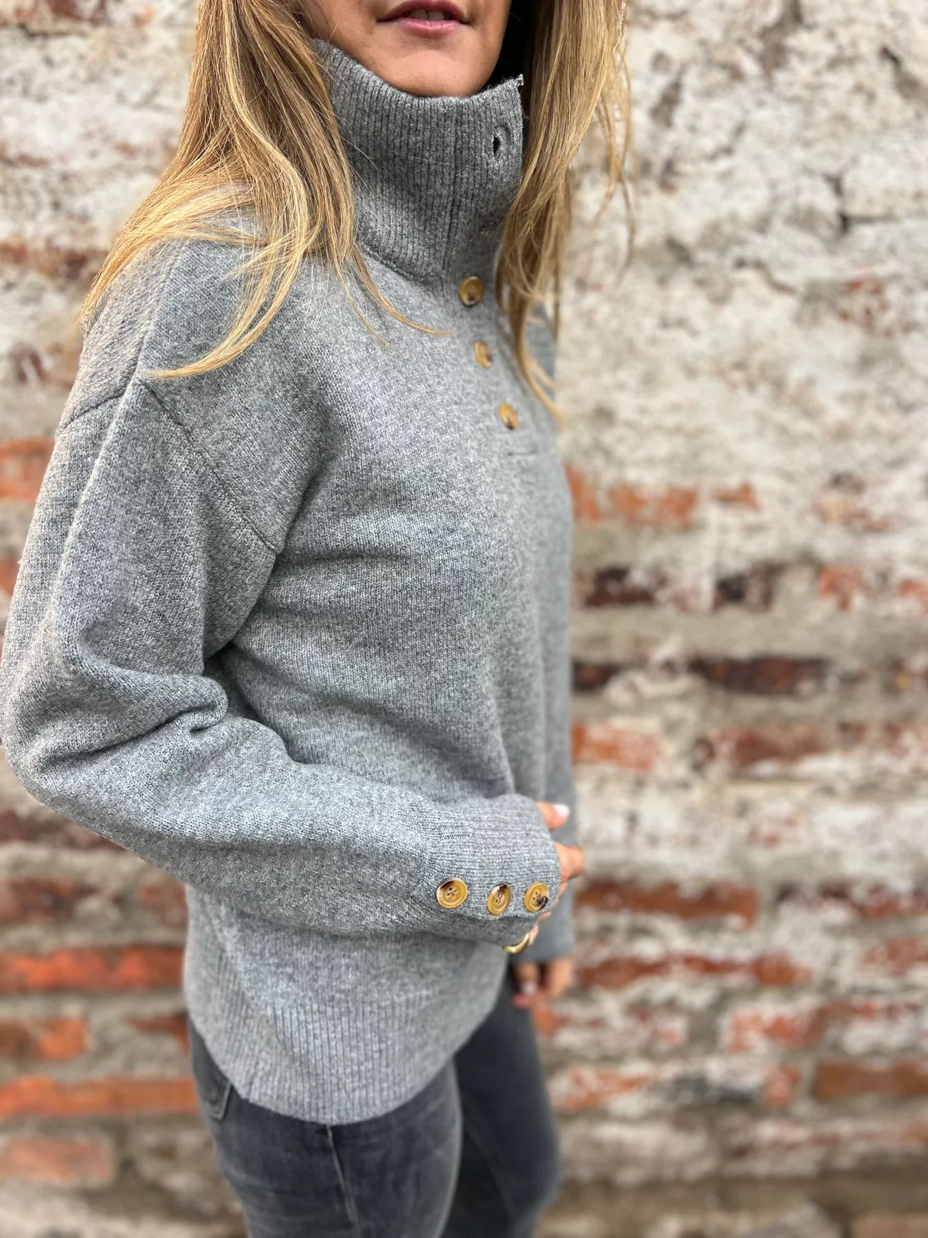 SVENDITA 2025🔥 Felpa da donna a collo alto con bottoni di design